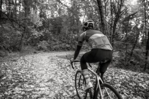 Szobrok bringatámaszként – praktikum és esztétika