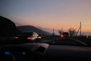 Vezetés zenével vagy csendben?