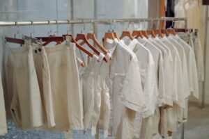 A munkaruhából stílus – overall, kabát, bakancs