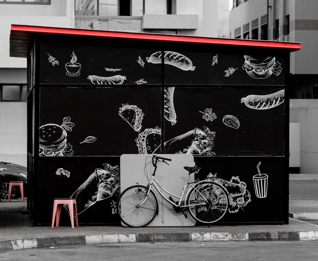 Mozgó street art – villamosok, buszok mint vászon