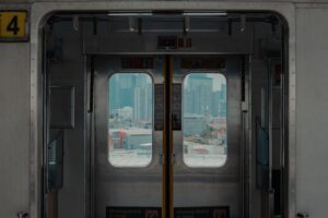 A városi közlekedés mozgó vászna – street art a villamosokon és buszokban